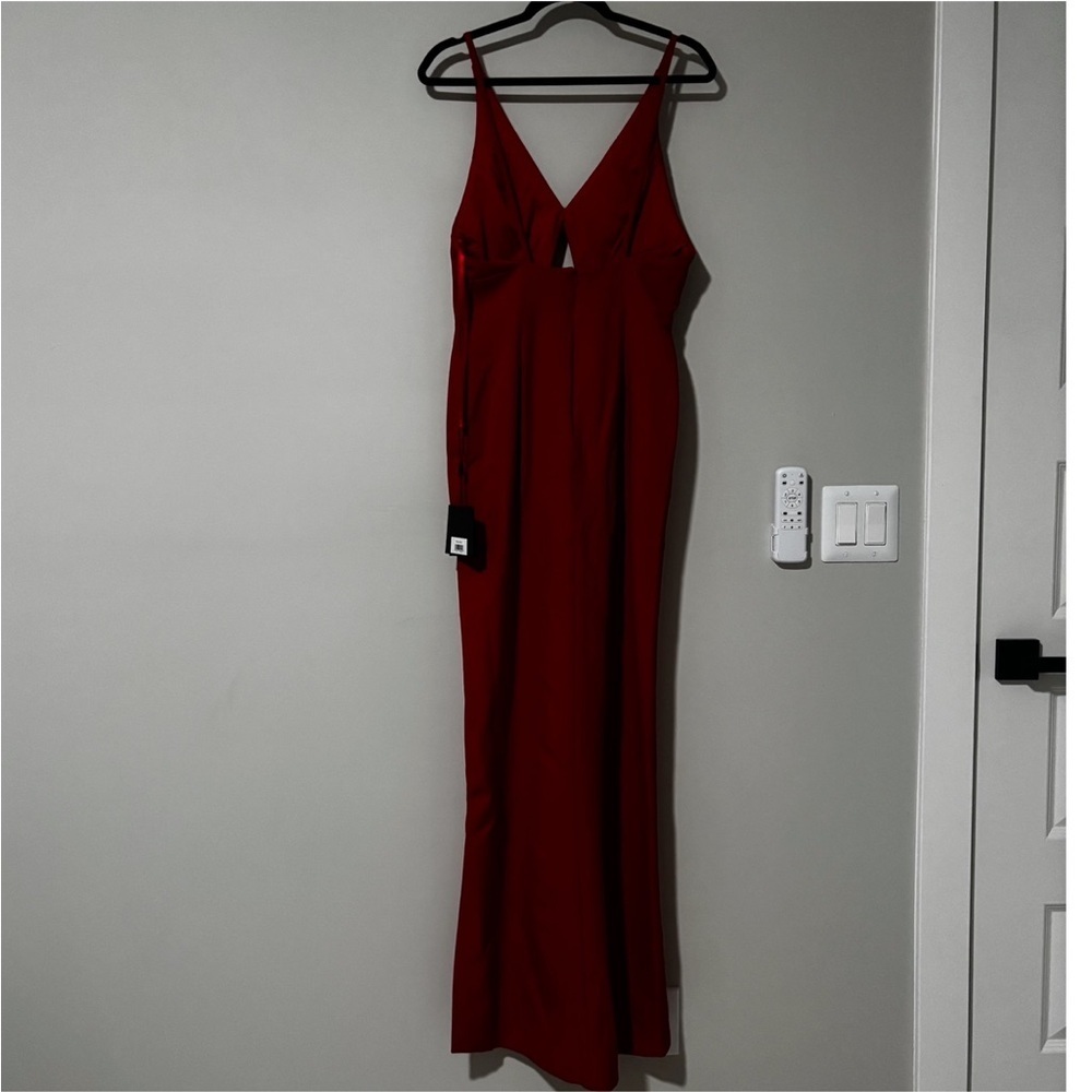Mac Duggal Red Gown Cut Out Slit Size 6 - Picture 7 of 9